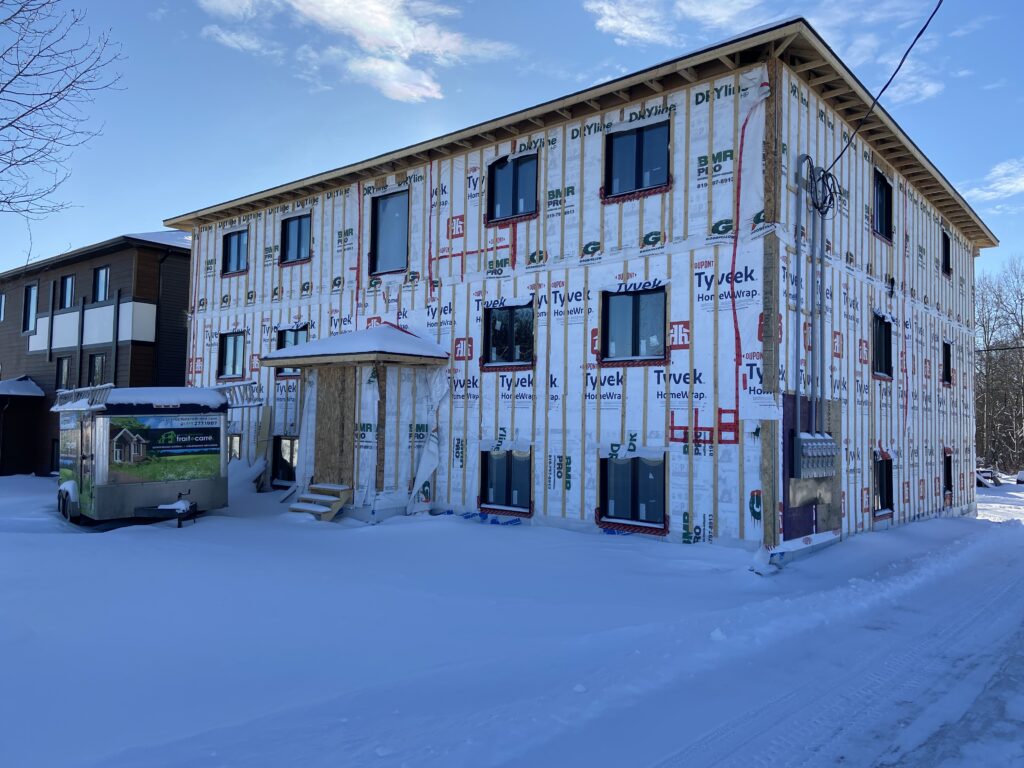 Photo d'un appartement avec des portes et des fenêtres